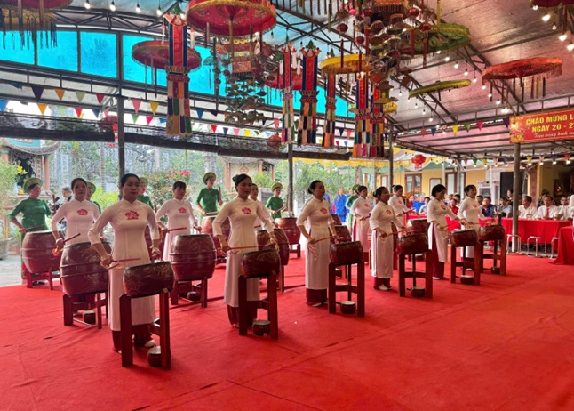 Các đồng chí lãnh đạo Đảng uỷ, HĐND, UBND, UB MTTQ xã dự và dâng hương tại lễ hội Đền Giẻ Sen- Ảnh 6.