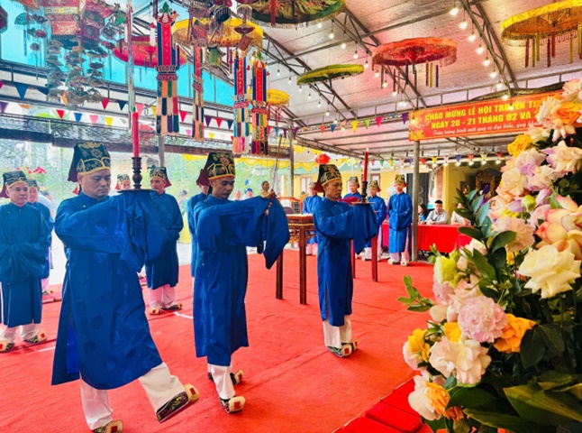 Các đồng chí lãnh đạo Đảng uỷ, HĐND, UBND, UB MTTQ xã dự và dâng hương tại lễ hội Đền Giẻ Sen- Ảnh 8.