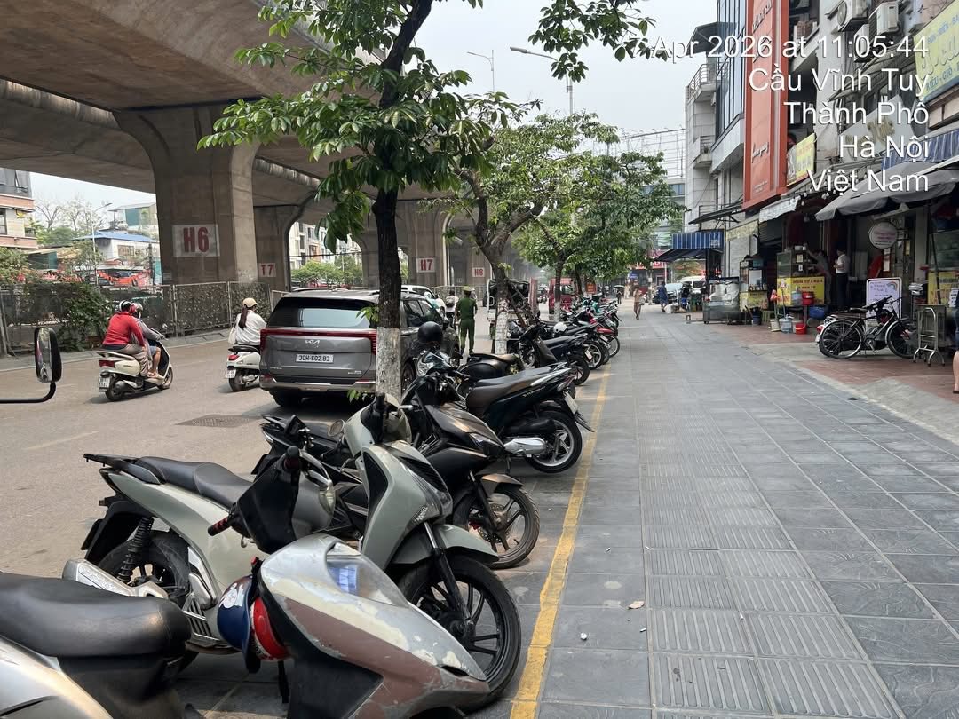 CÔNG AN PHƯỜNG VĨNH TUY PHỐI HỢP VỚI PHÒNG CSQLHC VỀ TTXH ĐẢM BẢO TRẬT TỰ ĐÔ THỊ TRÊN ĐỊA BÀN- Ảnh 1.