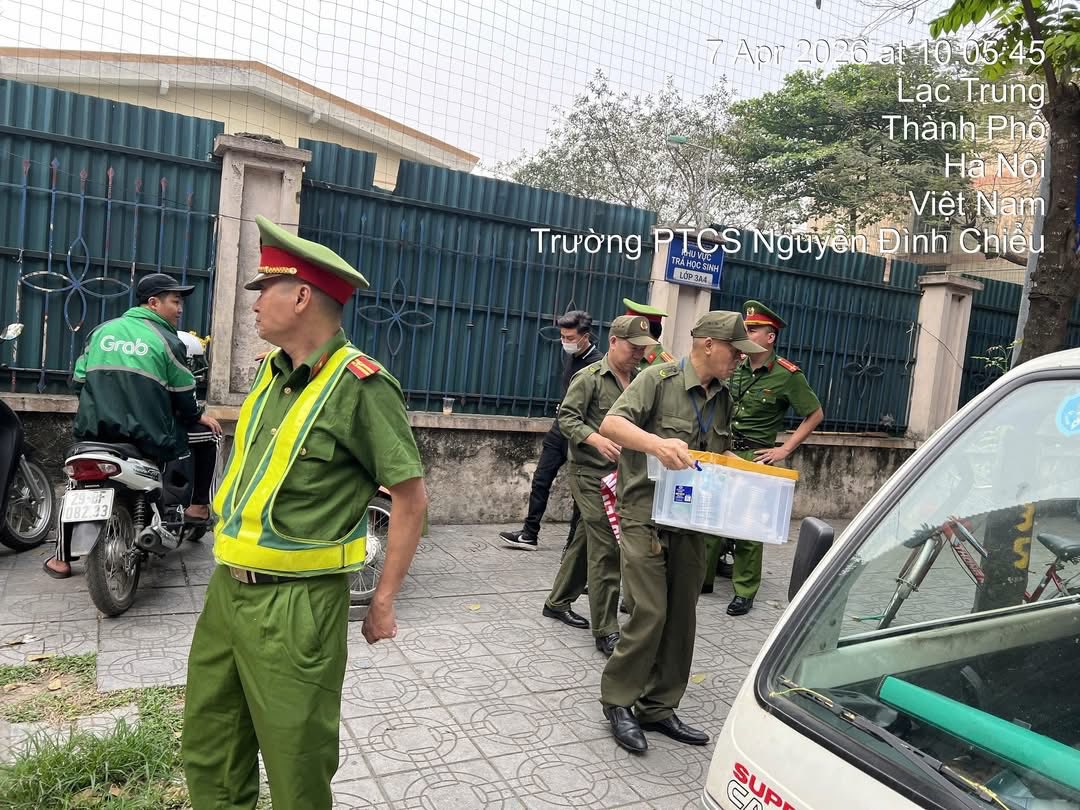 CÔNG AN PHƯỜNG VĨNH TUY PHỐI HỢP VỚI PHÒNG CSQLHC VỀ TTXH ĐẢM BẢO TRẬT TỰ ĐÔ THỊ TRÊN ĐỊA BÀN- Ảnh 2.