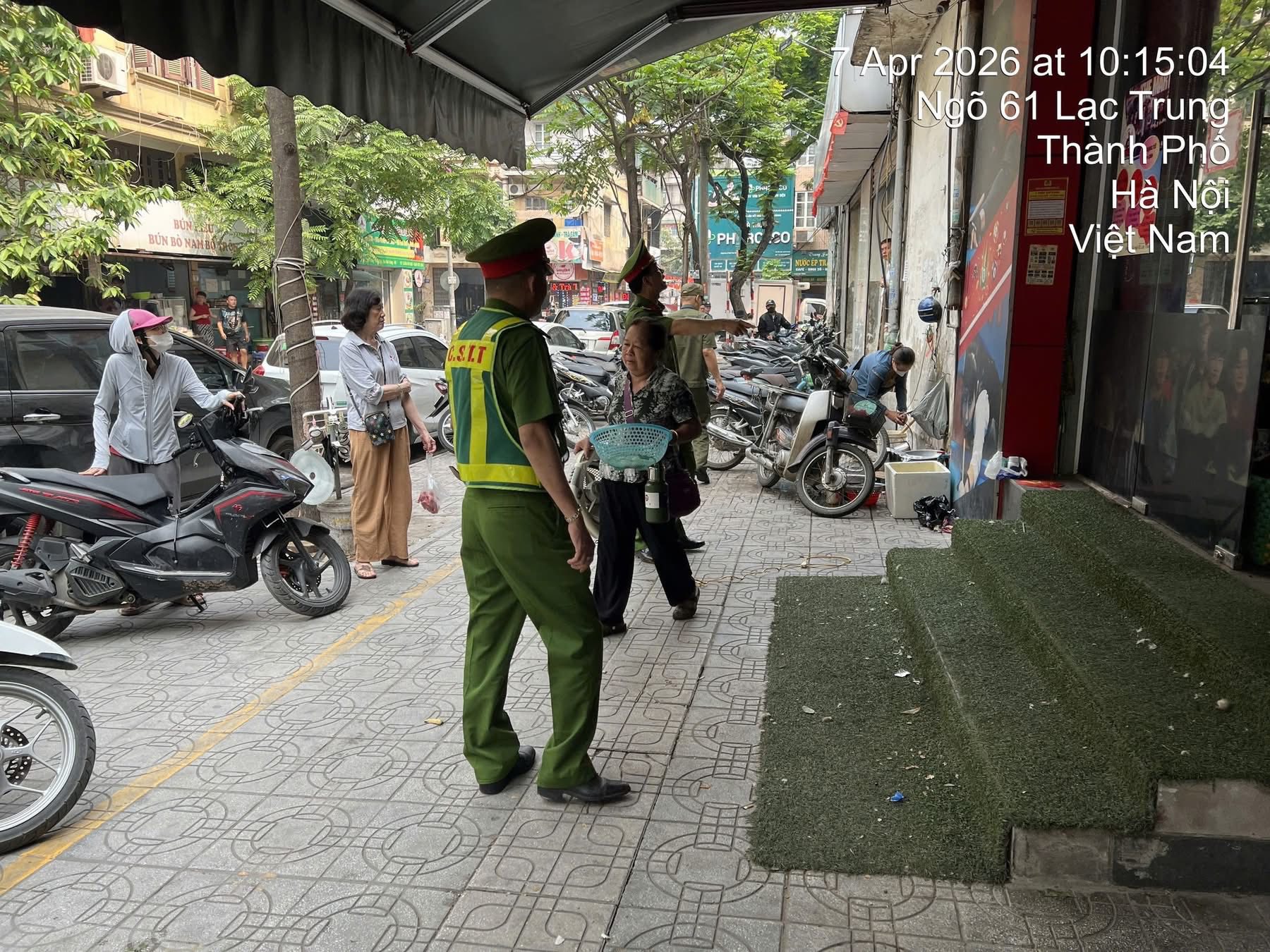 CÔNG AN PHƯỜNG VĨNH TUY PHỐI HỢP VỚI PHÒNG CSQLHC VỀ TTXH ĐẢM BẢO TRẬT TỰ ĐÔ THỊ TRÊN ĐỊA BÀN- Ảnh 3.