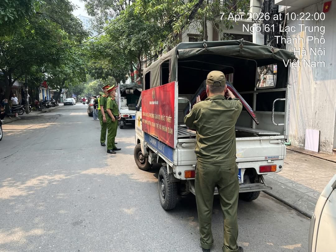 CÔNG AN PHƯỜNG VĨNH TUY PHỐI HỢP VỚI PHÒNG CSQLHC VỀ TTXH ĐẢM BẢO TRẬT TỰ ĐÔ THỊ TRÊN ĐỊA BÀN- Ảnh 5.