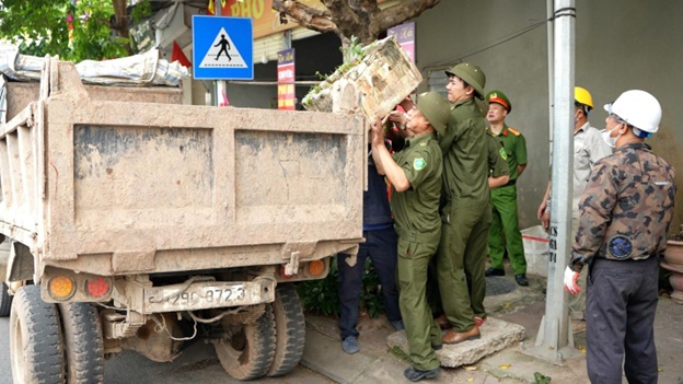 Hoài Đức ra quân xóa “điểm nghẽn” trật tự đô thị trên tuyến ĐT422 và ĐH06- Ảnh 5.