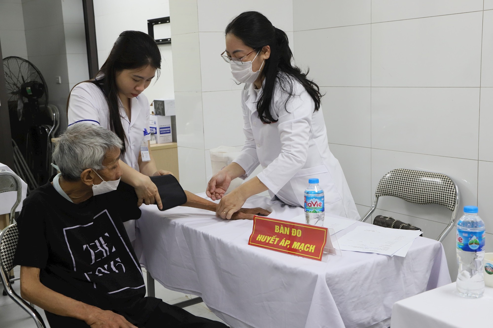 Phường Cửa Nam chăm sóc sức khỏe cho người yếu thế- Ảnh 4.