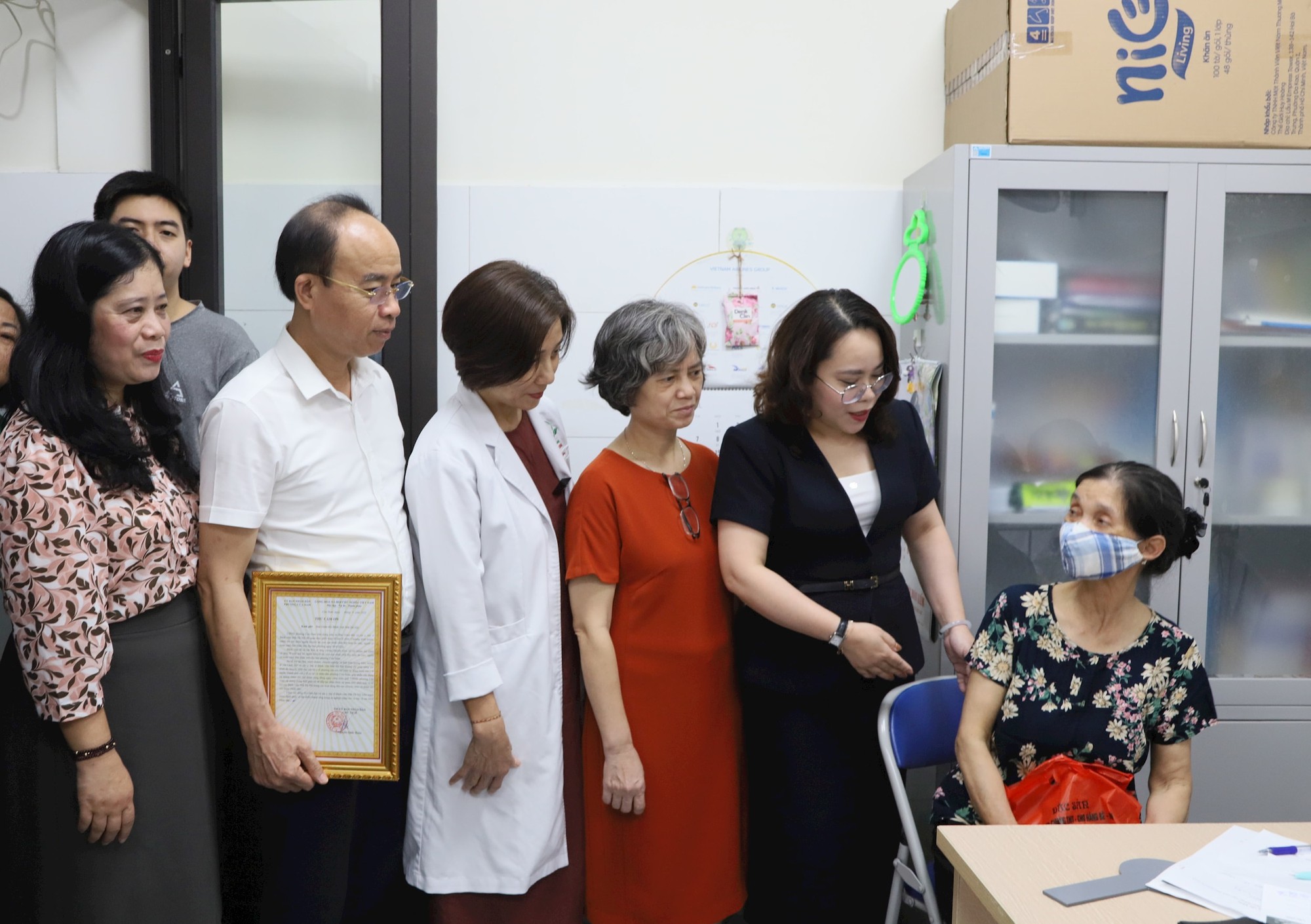 Phường Cửa Nam chăm sóc sức khỏe cho người yếu thế- Ảnh 1.