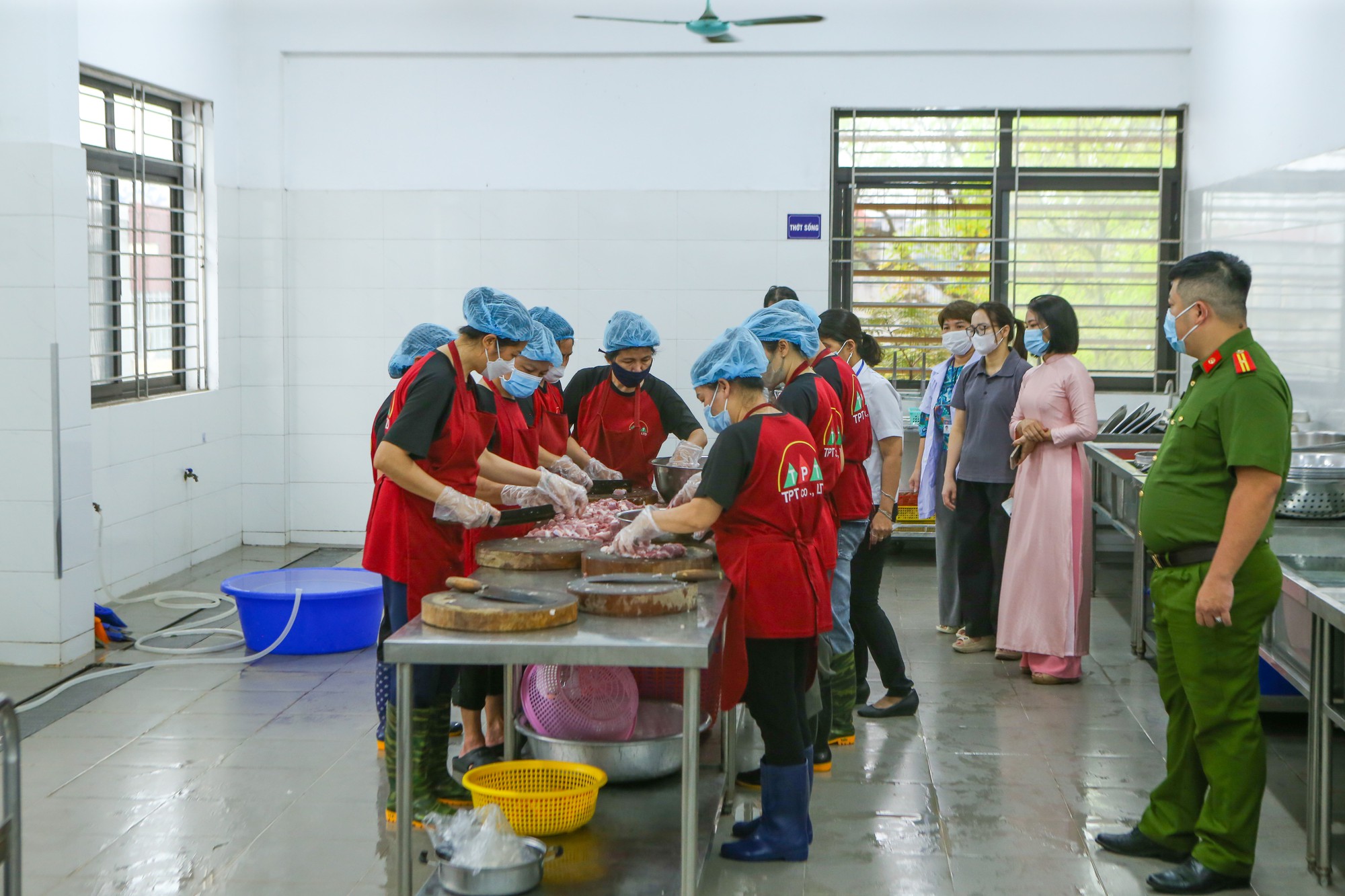 “Giám sát toàn trình” bữa ăn học đường tại phường Ngọc Hà- Ảnh 1.