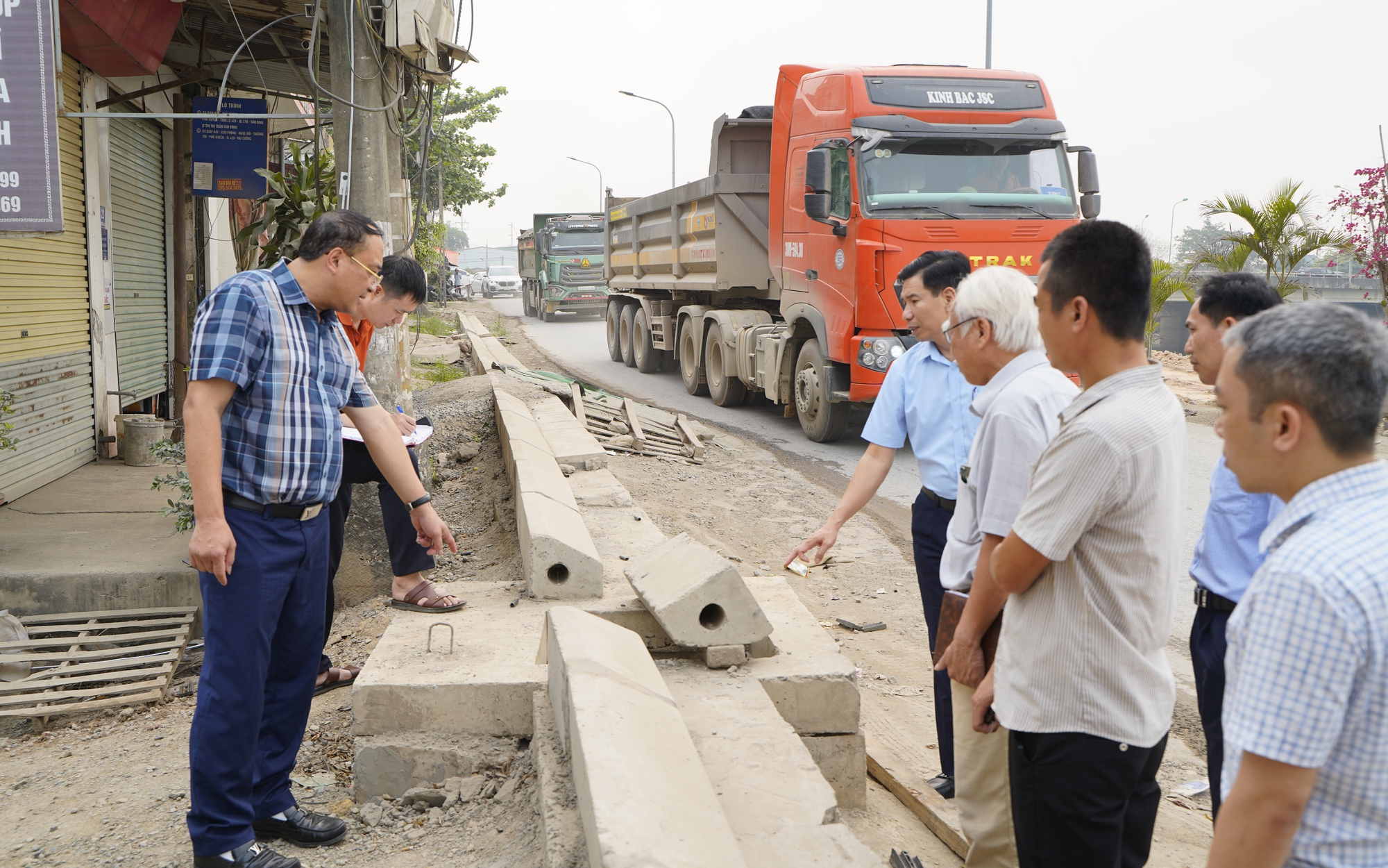 Đồng chí Chủ tịch UBND xã Chuyên Mỹ kiểm tra tiến độ thi công các dự án đầu tư trên địa bàn xã