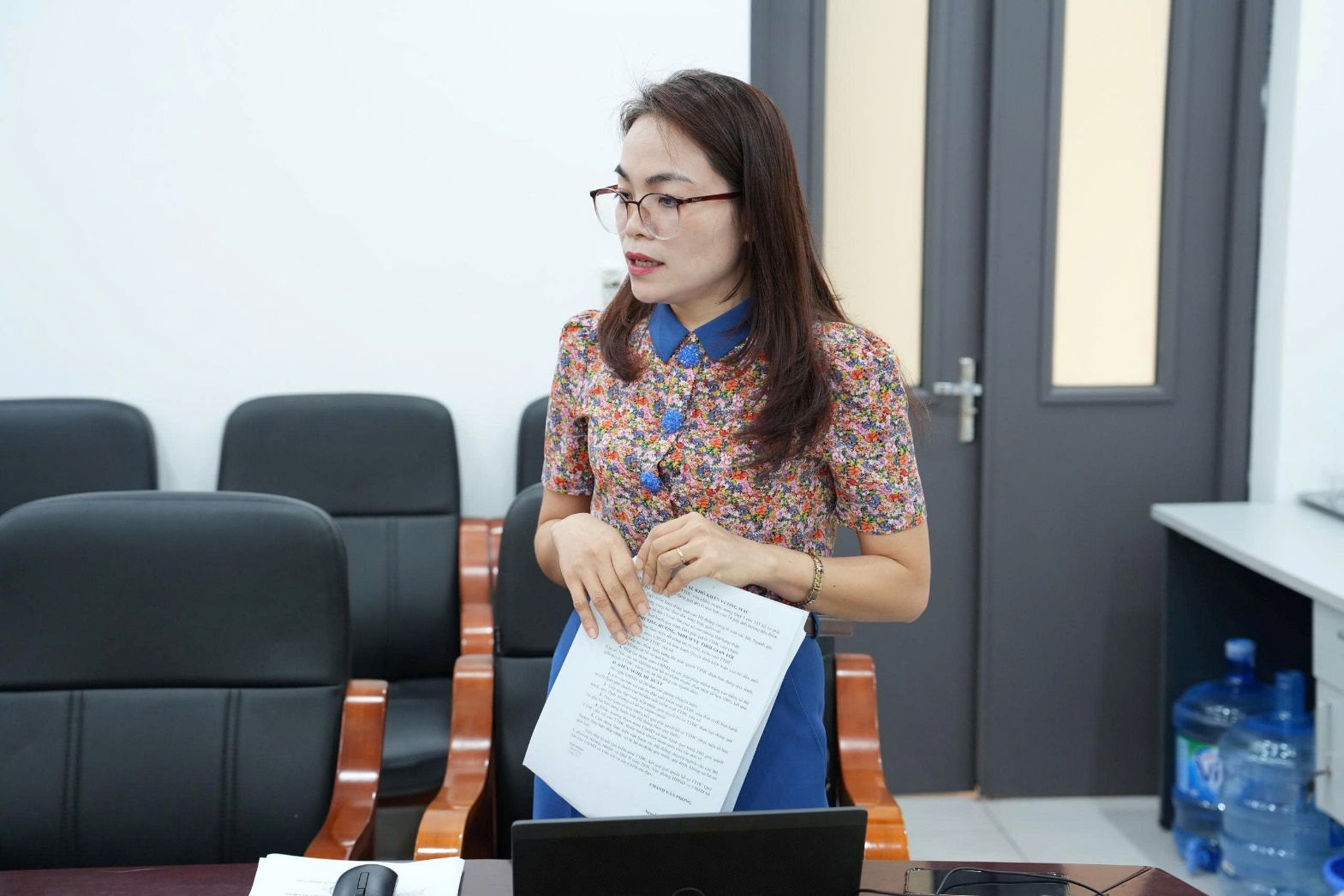 A person holding a piece of paper  AI-generated content may be incorrect.