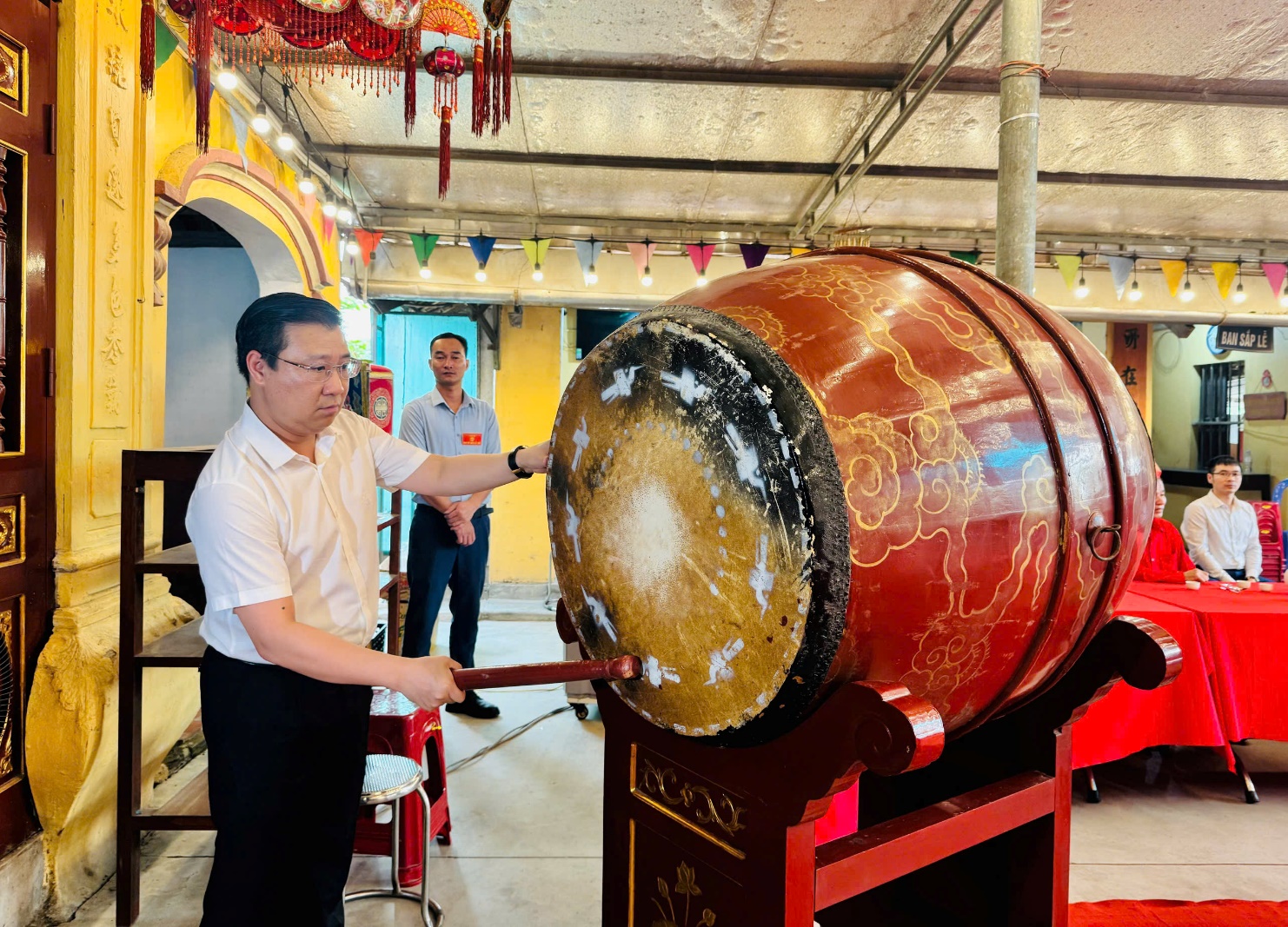 Các đồng chí lãnh đạo Đảng uỷ, HĐND, UBND, UB MTTQ xã dự và dâng hương tại lễ hội Đền Giẻ Sen- Ảnh 1.