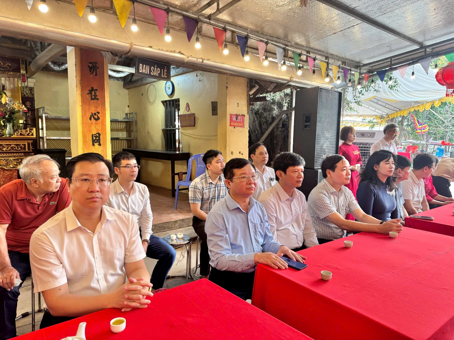 Các đồng chí lãnh đạo Đảng uỷ, HĐND, UBND, UB MTTQ xã dự và dâng hương tại lễ hội Đền Giẻ Sen- Ảnh 3.