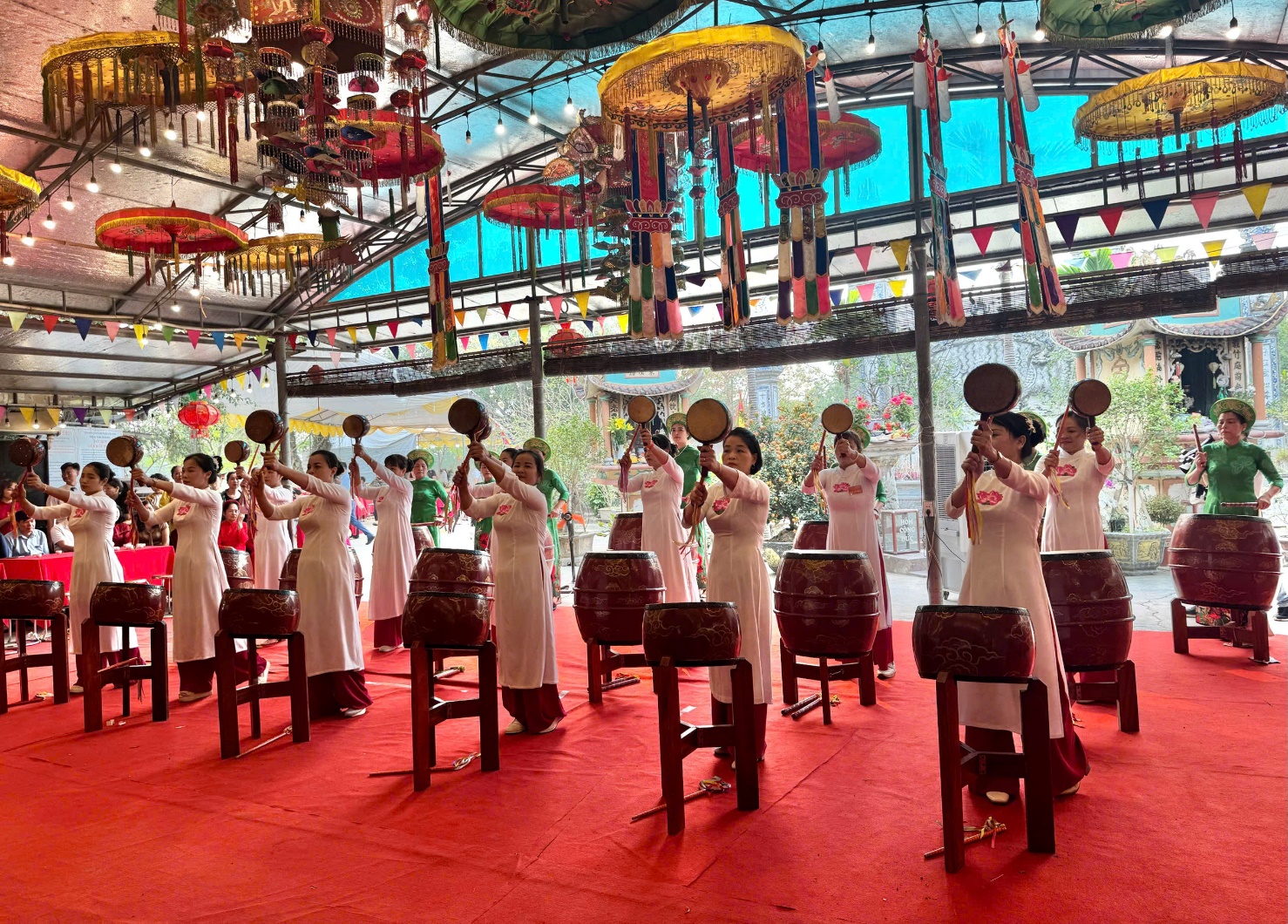 Các đồng chí lãnh đạo Đảng uỷ, HĐND, UBND, UB MTTQ xã dự và dâng hương tại lễ hội Đền Giẻ Sen- Ảnh 5.