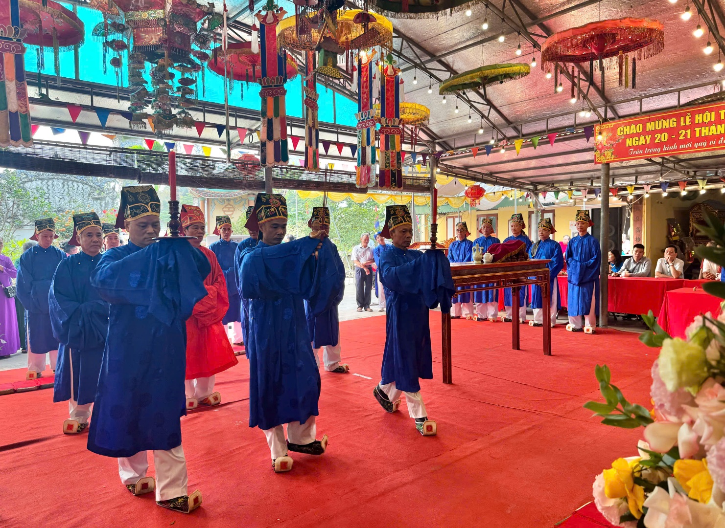 Các đồng chí lãnh đạo Đảng uỷ, HĐND, UBND, UB MTTQ xã dự và dâng hương tại lễ hội Đền Giẻ Sen- Ảnh 7.