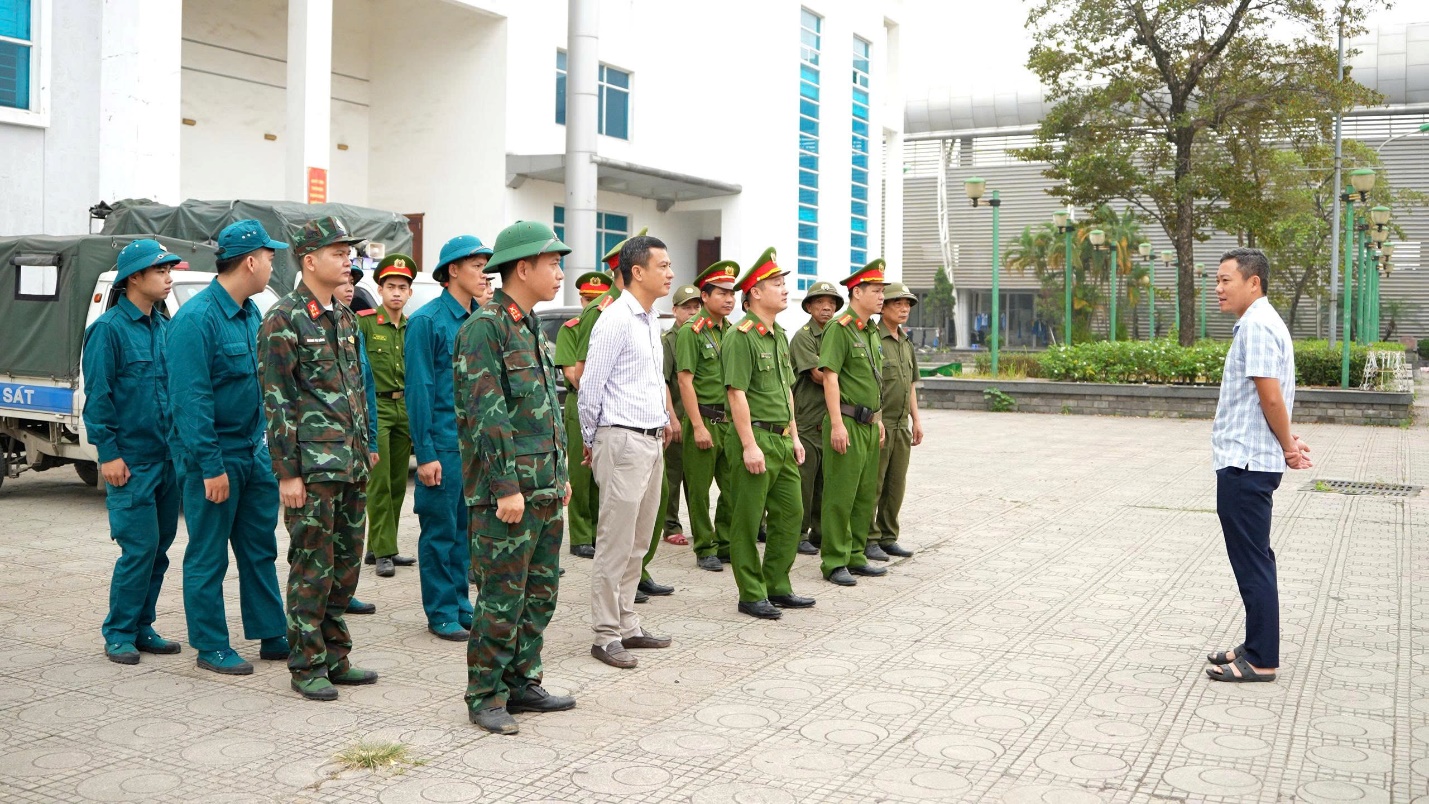 Hoài Đức ra quân xóa “điểm nghẽn” trật tự đô thị trên tuyến ĐT422 và ĐH06- Ảnh 1.