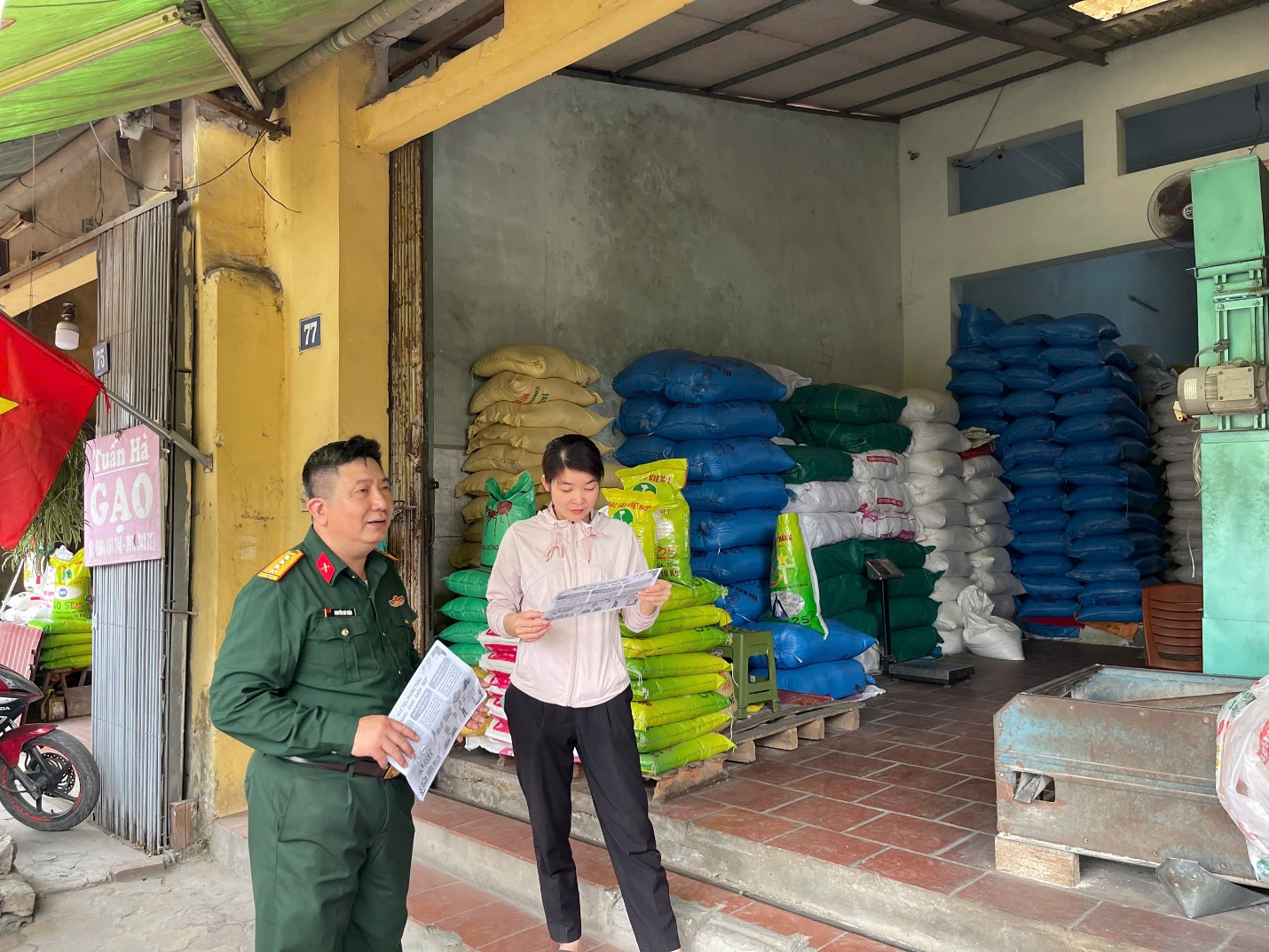 Hoài Đức ra quân xóa “điểm nghẽn” trật tự đô thị trên tuyến ĐT422 và ĐH06- Ảnh 2.