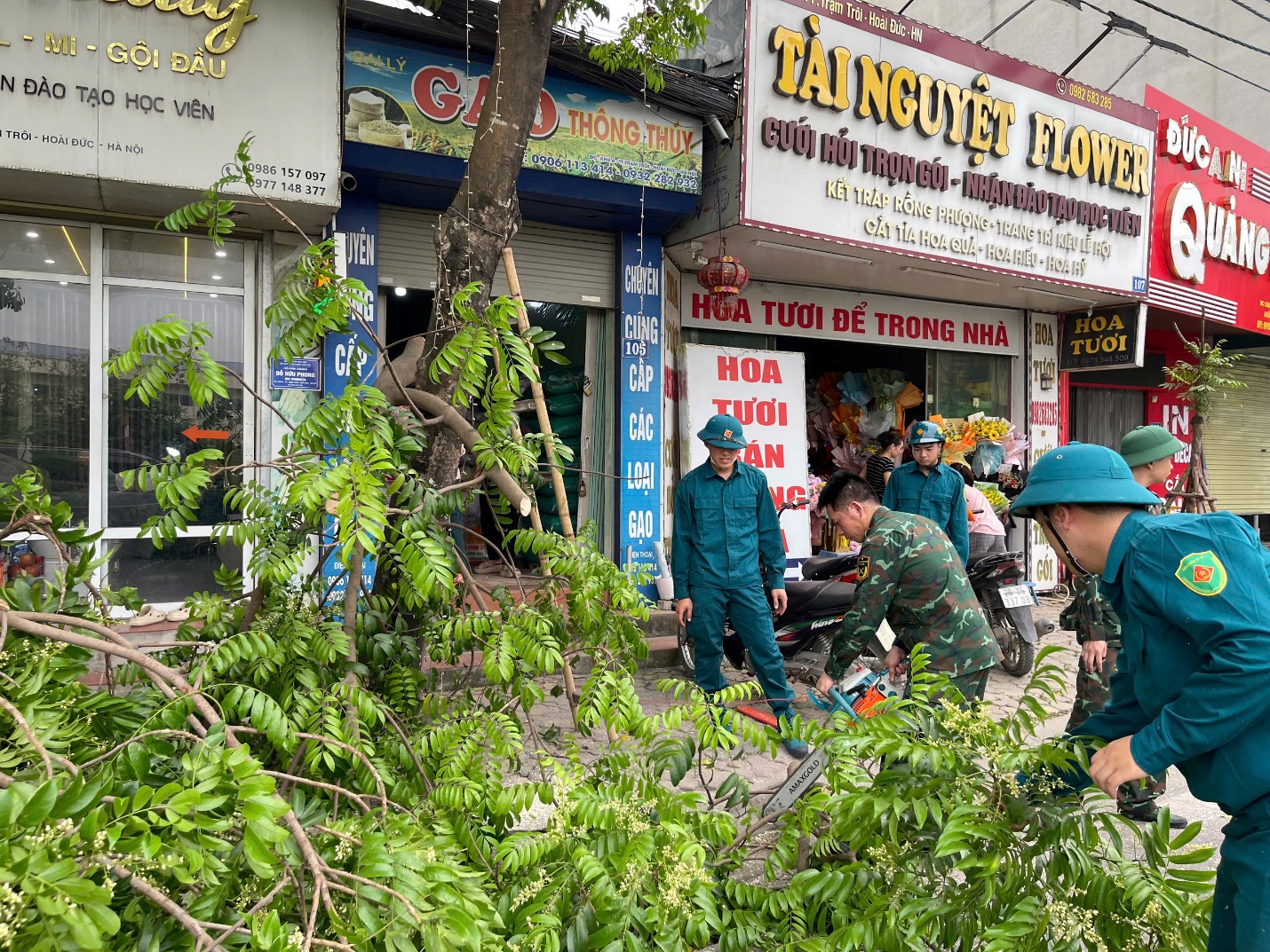 Hoài Đức ra quân xóa “điểm nghẽn” trật tự đô thị trên tuyến ĐT422 và ĐH06- Ảnh 7.