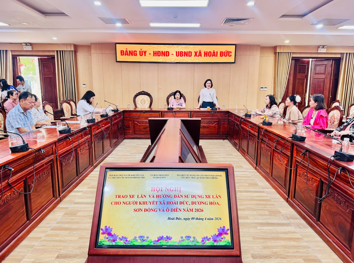 Trao tặng xe lăn cho người khuyết tật thuộc các xã Hoài Đức, Sơn Đồng, Dương Hoà, Ô Diên- Ảnh 1.