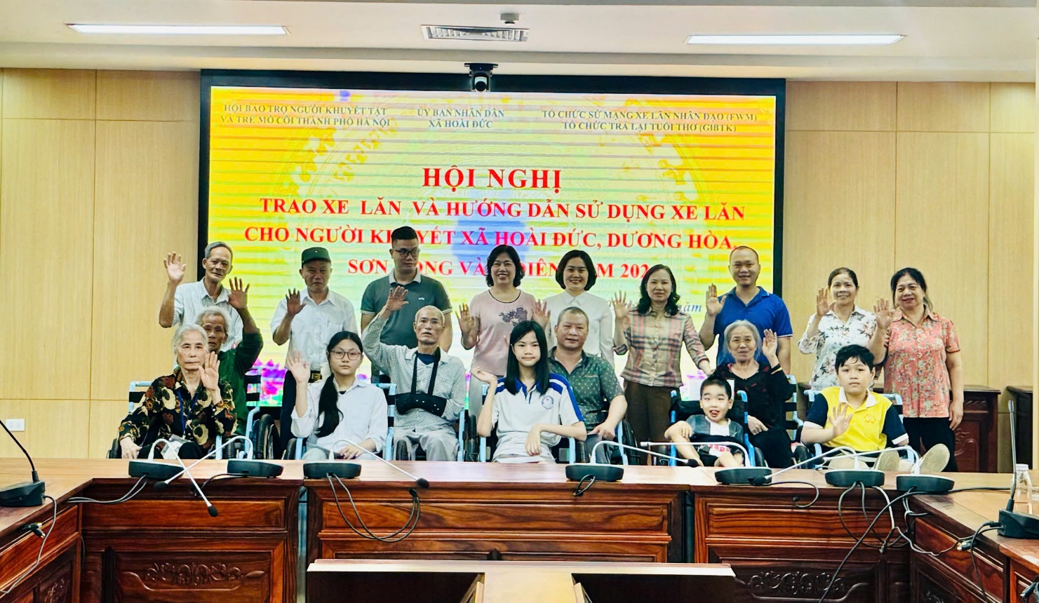 Trao tặng xe lăn cho người khuyết tật thuộc các xã Hoài Đức, Sơn Đồng, Dương Hoà, Ô Diên- Ảnh 4.