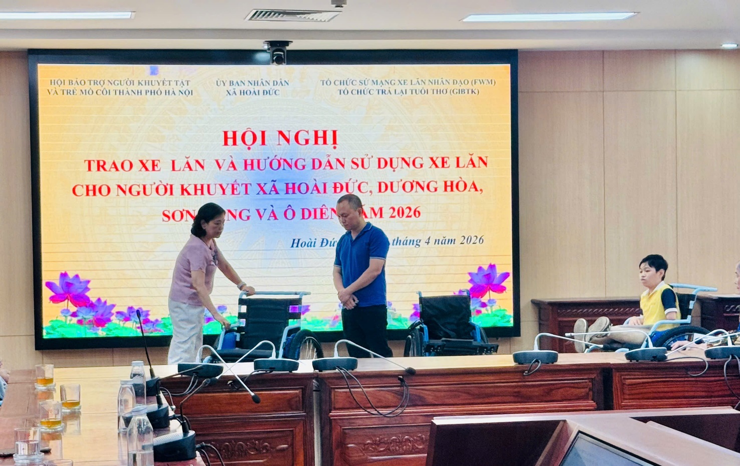 Trao tặng xe lăn cho người khuyết tật thuộc các xã Hoài Đức, Sơn Đồng, Dương Hoà, Ô Diên- Ảnh 5.