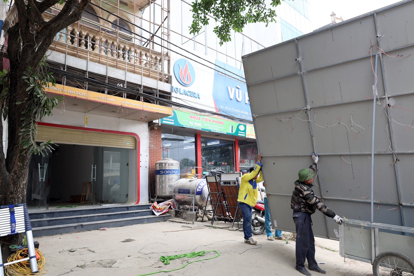 Gia đình anh Phạm Quang Nguyên tự nguyện bàn giao mặt bằng quốc lộ 6- Ảnh 3.