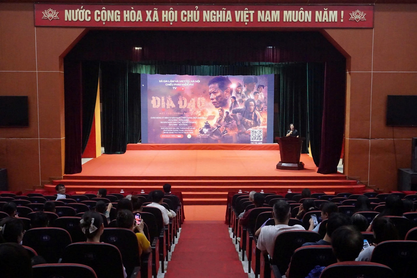 Xã Gia Lâm phối hợp Viettel Hà Nội tổ chức chiếu phim miễn phí chào mừng các ngày lễ lớn- Ảnh 1.