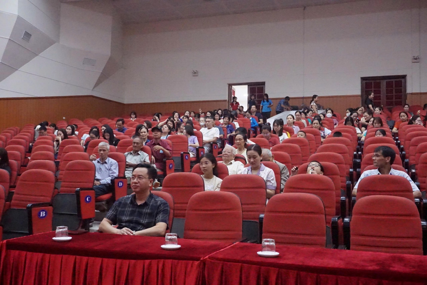 Xã Gia Lâm phối hợp Viettel Hà Nội tổ chức chiếu phim miễn phí chào mừng các ngày lễ lớn- Ảnh 3.