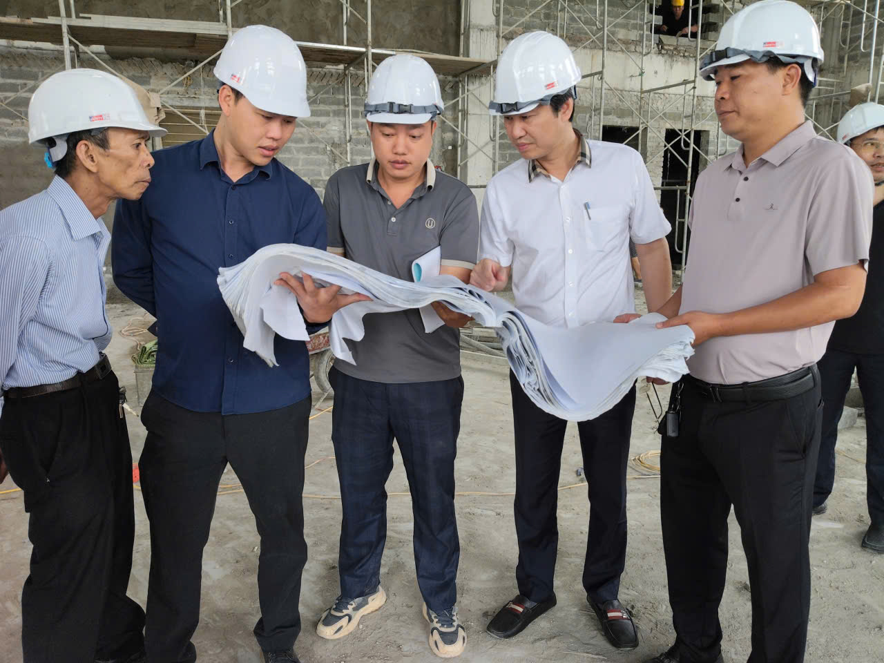 Ảnh có chứa trang phục, người, đàn ông, mũ bảo hiểm  Nội dung do AI tạo ra có thể không chính xác.