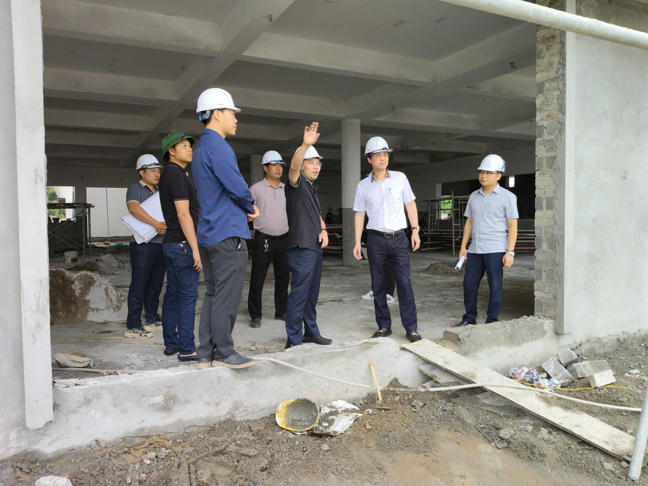 Ảnh có chứa trang phục, người, tòa nhà, Công nhân  Nội dung do AI tạo ra có thể không chính xác.