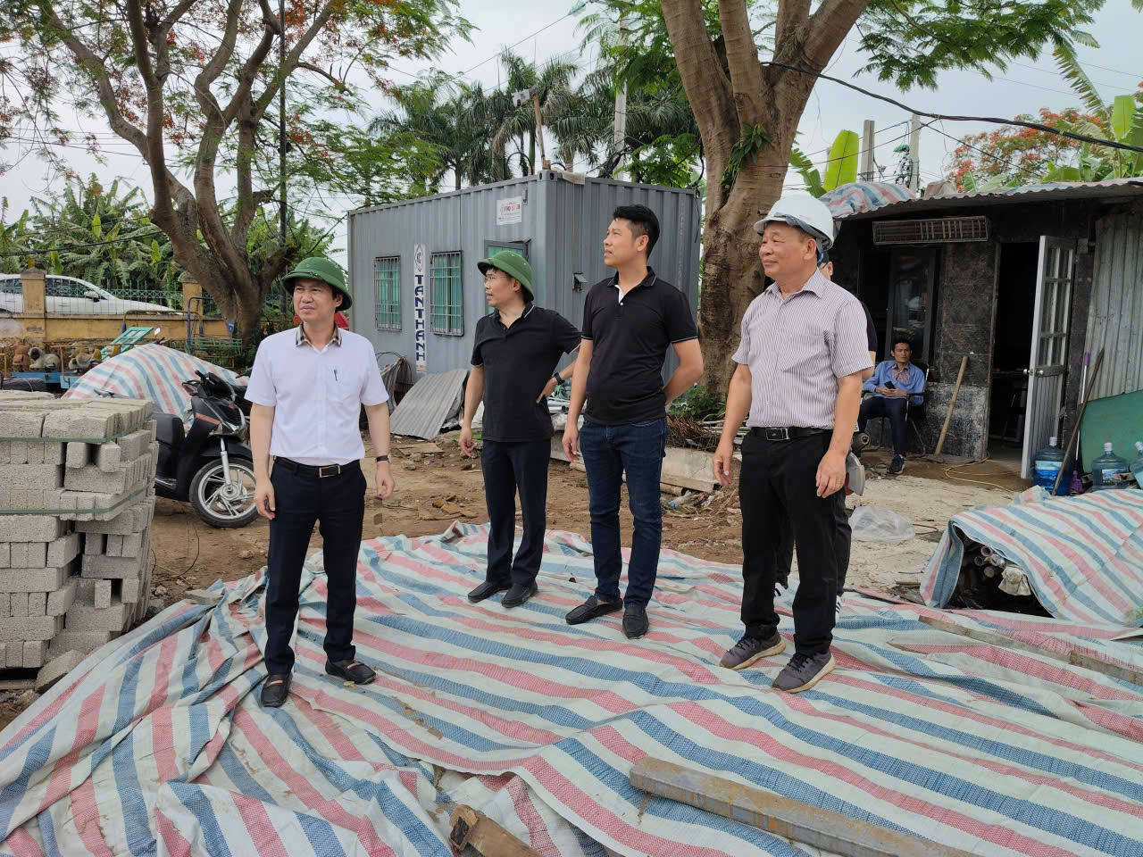 Ảnh có chứa trang phục, người, ngoài trời, giày dép  Nội dung do AI tạo ra có thể không chính xác.