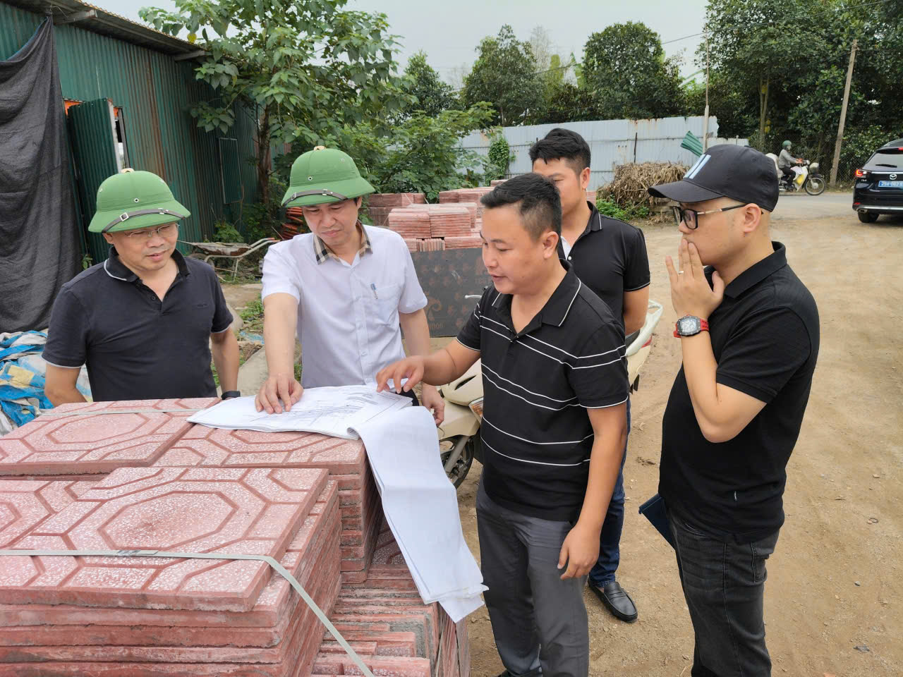 Ảnh có chứa trang phục, người, ngoài trời, đàn ông  Nội dung do AI tạo ra có thể không chính xác.
