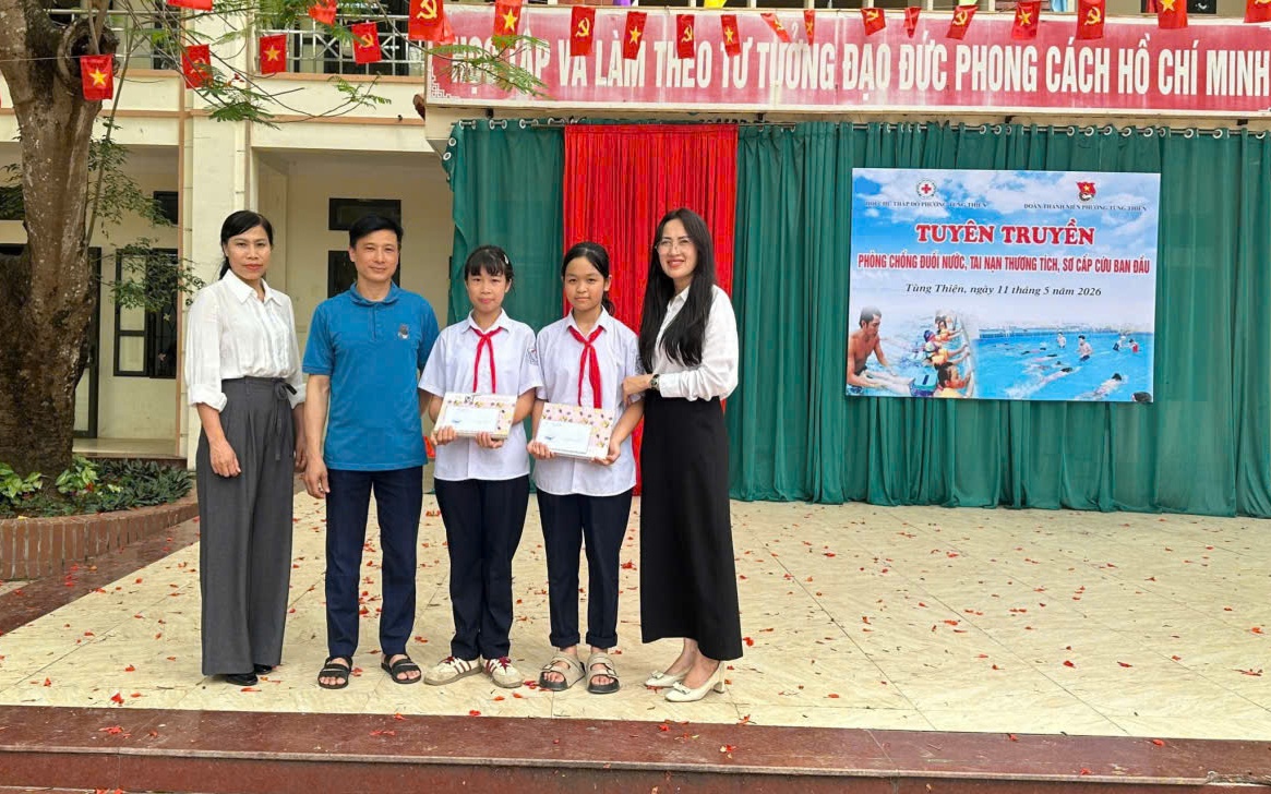 Gương Người tốt, việc tốt: Hai học sinh trường THCS Xuân Sơn nhặt được của rơi trả lại người đánh mất