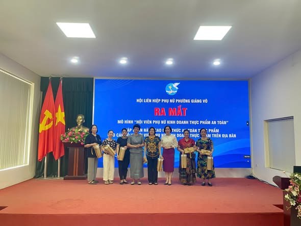 Hội LHPN phường: Tập huấn kiến thức An toàn thực phẩm và ra mắt mô hình "Hội viên phụ nữ kinh doanh an toàn"

- Ảnh 1.