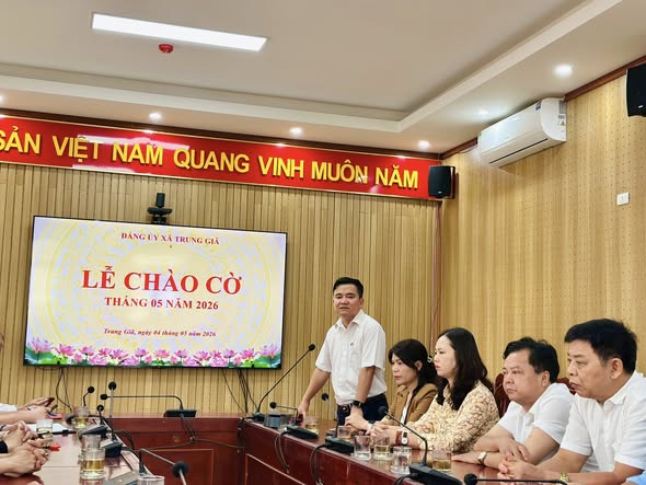 ĐẢNG ỦY XÃ TRUNG GIÃ TỔ CHỨC LỄ CHÀO CỜ ĐẦU THÁNG 5, QUYẾT TÂM TẠO BỨT PHÁ HOÀN THÀNH NHIỆM VỤ 6 THÁNG ĐẦU NĂM 2026- Ảnh 1.