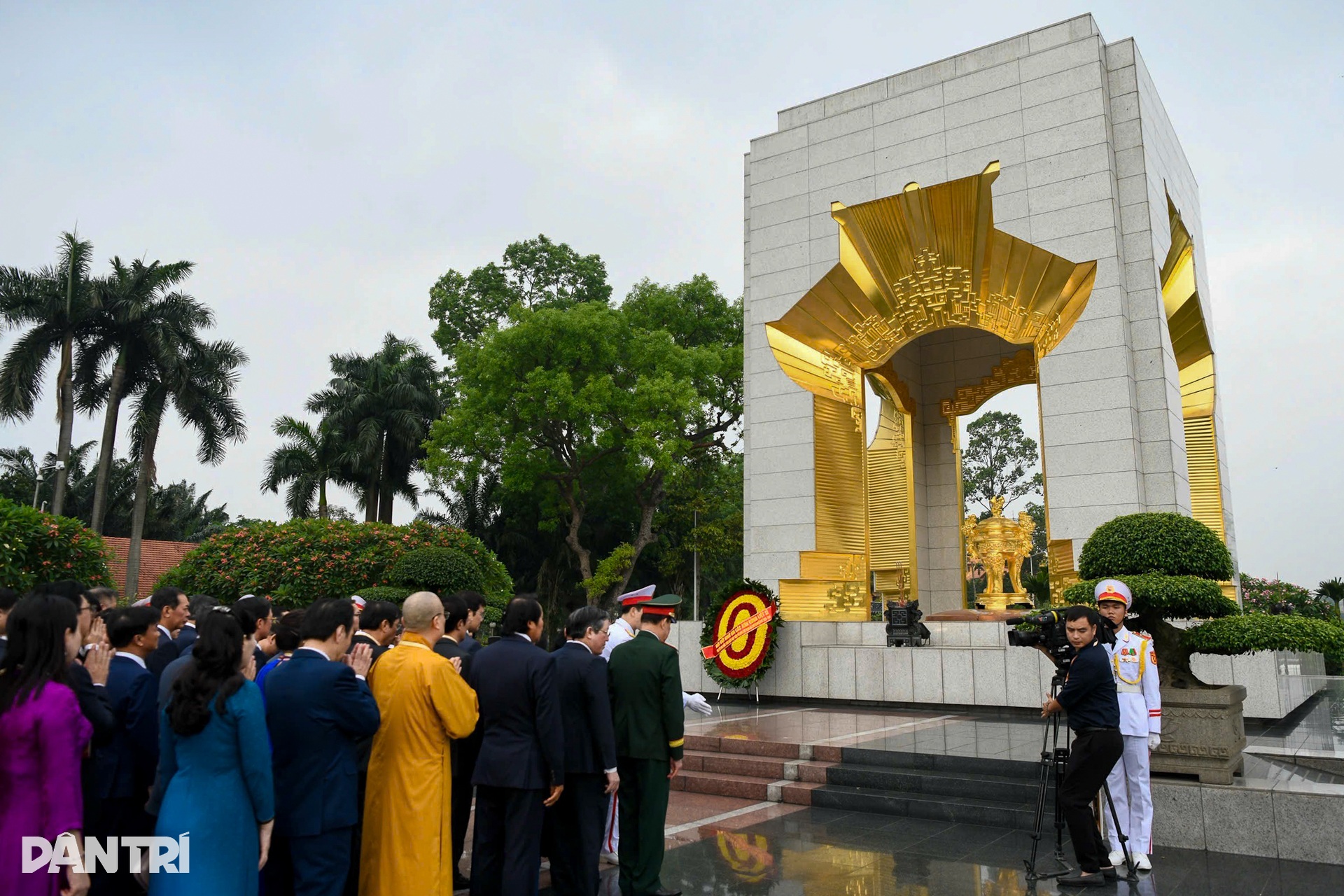 Đại biểu dự Đại hội MTTQ Việt Nam vào Lăng viếng Chủ tịch Hồ Chí Minh- Ảnh 8.