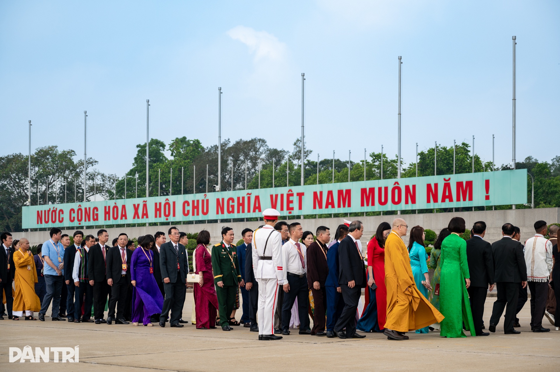 Đại biểu dự Đại hội MTTQ Việt Nam vào Lăng viếng Chủ tịch Hồ Chí Minh- Ảnh 7.