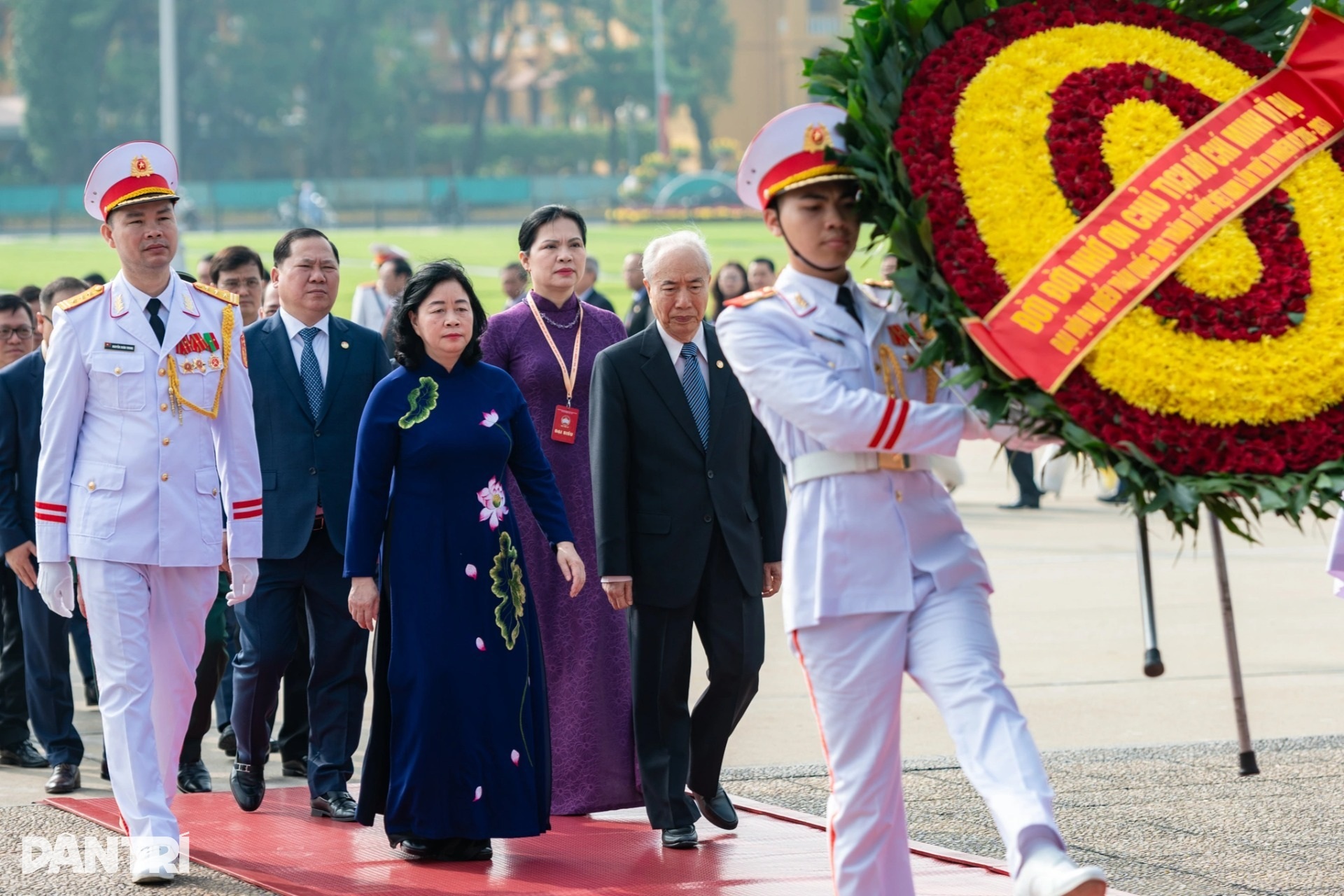 Đại biểu dự Đại hội MTTQ Việt Nam vào Lăng viếng Chủ tịch Hồ Chí Minh- Ảnh 4.