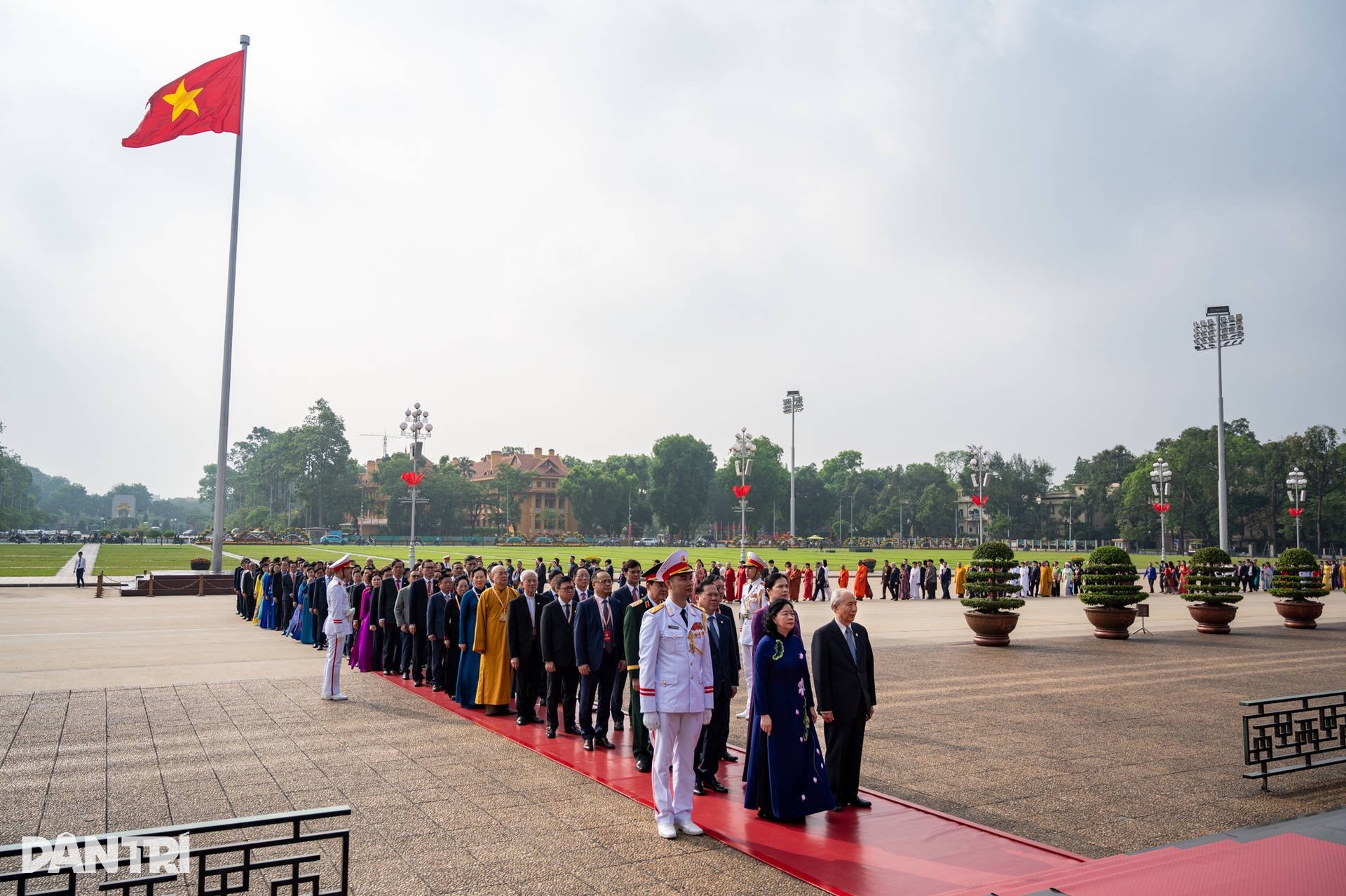 Đại biểu dự Đại hội MTTQ Việt Nam vào Lăng viếng Chủ tịch Hồ Chí Minh- Ảnh 2.