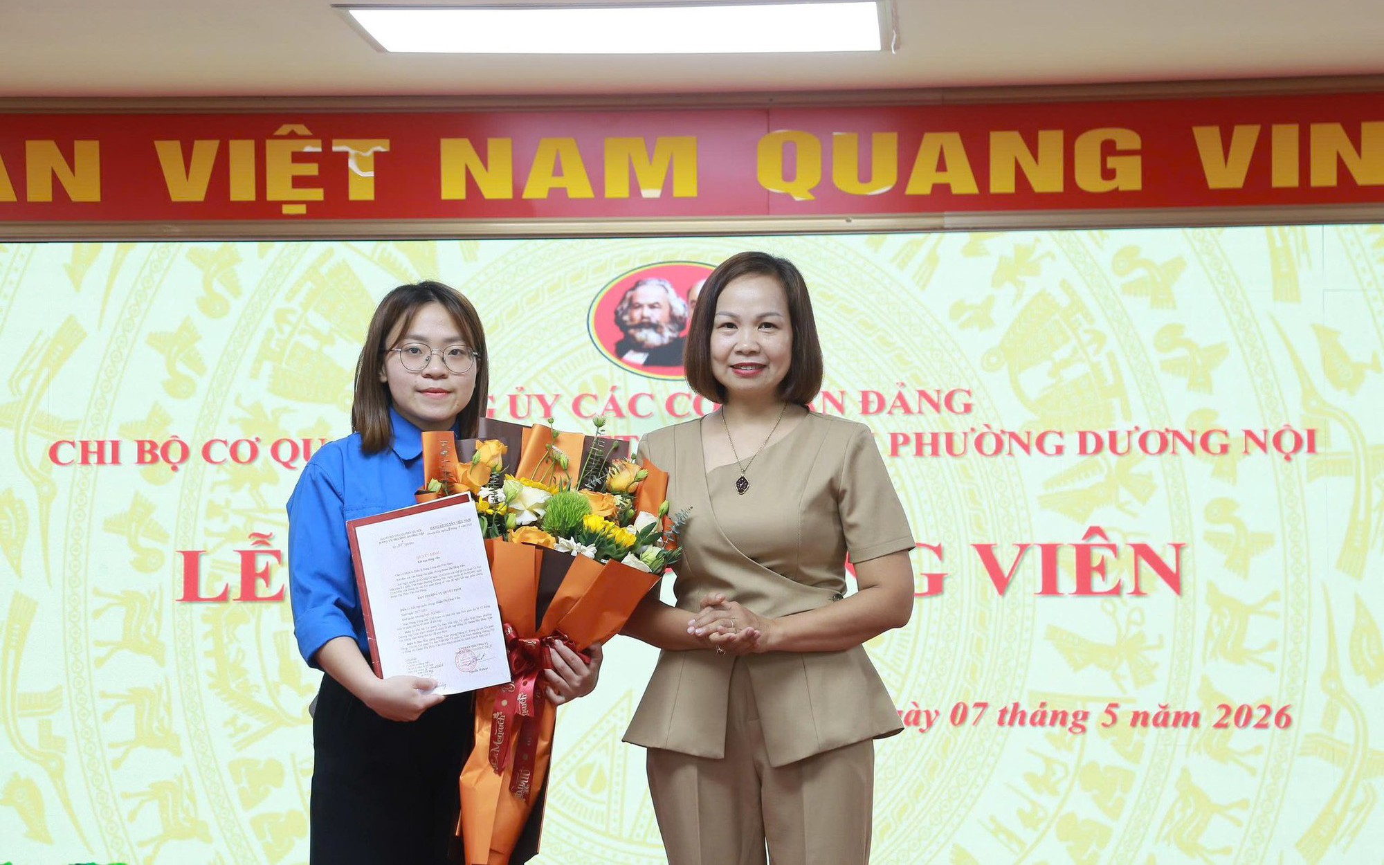 Đảng bộ các cơ quan Đảng phường Dương Nội kết nạp đảng viên mới nhân dịp kỷ niệm 72 năm Chiến thắng Điện Biên Phủ