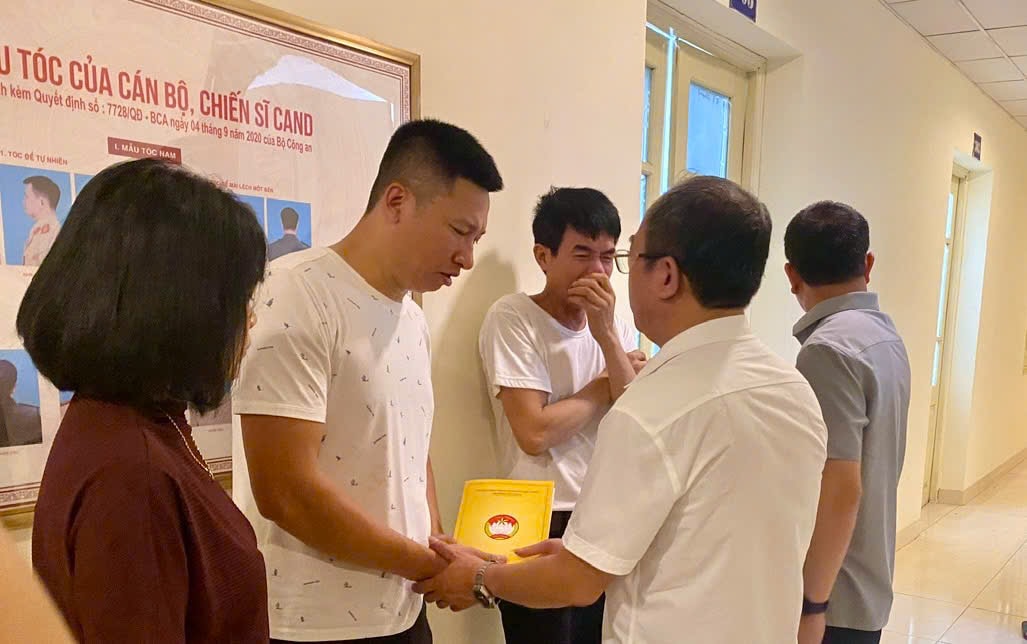 Lãnh đạo phường Từ Liêm thăm hỏi gia đình nạn nhân vụ cháy tại nhà hàng Volume- Ảnh 2.