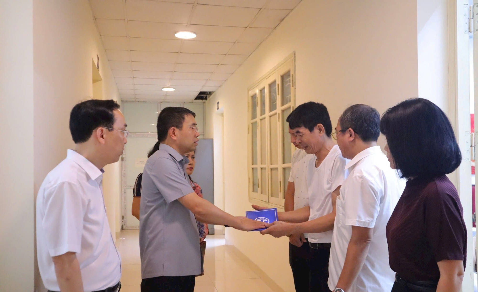 Lãnh đạo phường Từ Liêm thăm hỏi gia đình nạn nhân vụ cháy tại nhà hàng Volume- Ảnh 1.