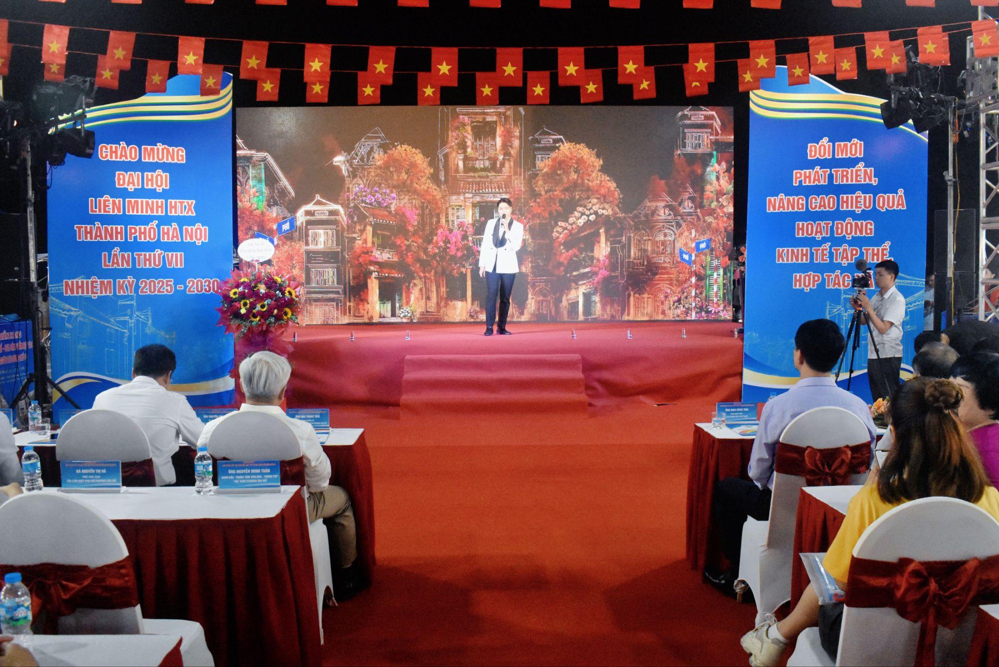 Khai mạc “Tuần hàng Kinh tế tập thể 2026”: Gần 100 hợp tác xã đưa nông sản sạch, đặc sản vùng miền đến người tiêu dùng Thủ đô- Ảnh 1.