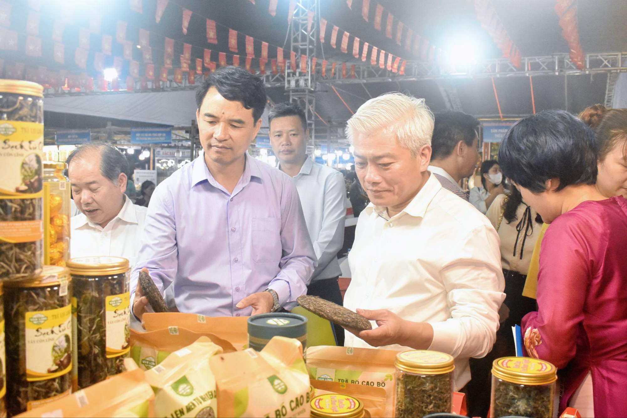 Khai mạc “Tuần hàng Kinh tế tập thể 2026”: Gần 100 hợp tác xã đưa nông sản sạch, đặc sản vùng miền đến người tiêu dùng Thủ đô- Ảnh 5.
