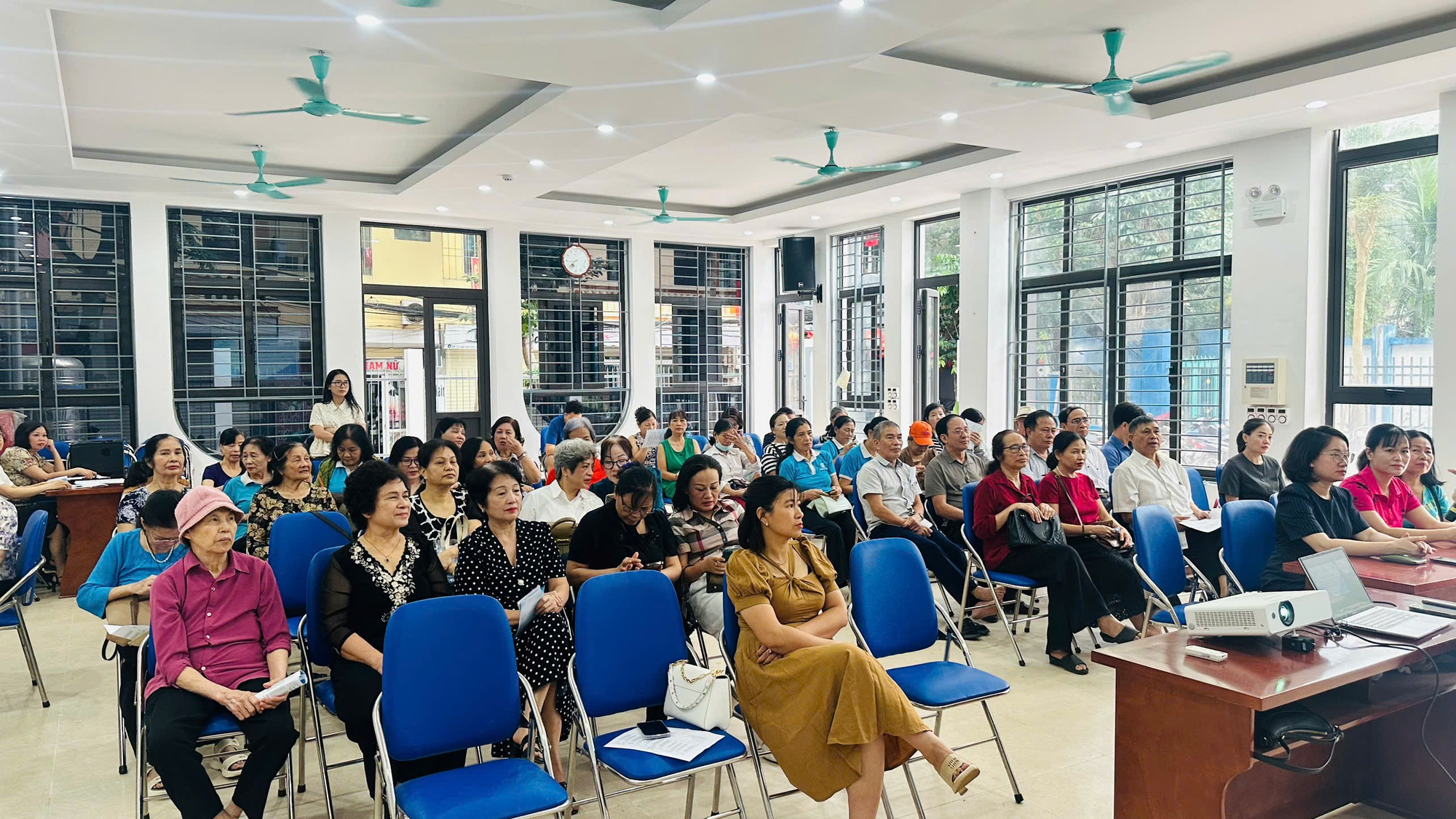 UBND phường Định Công đẩy mạnh tuyên truyền cải cách hành chính đến tận người dân tại các tổ dân phố
- Ảnh 2.