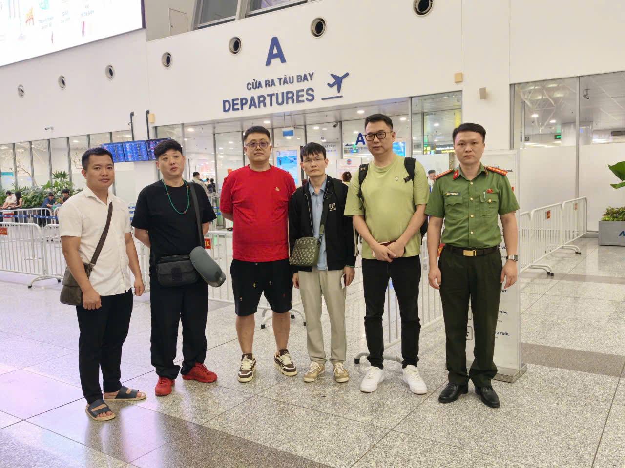 Công an phường Cầu giấy phát hiện, xử lý người nước ngoài vi phạm quy định về xuất nhập cảnh- Ảnh 1.
