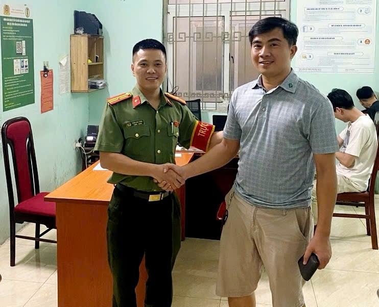 Công an phường Cầu giấy tiếp nhận, trao trả tài sản người dân đánh rơi- Ảnh 1.