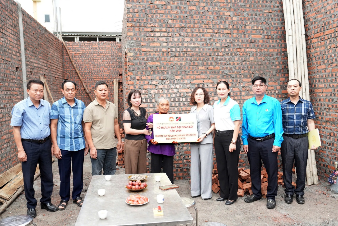 MTTQ xã Đan Phượng trao hỗ trợ xây, sửa nhà cho hai hộ có hoàn cảnh khó khăn- Ảnh 1.
