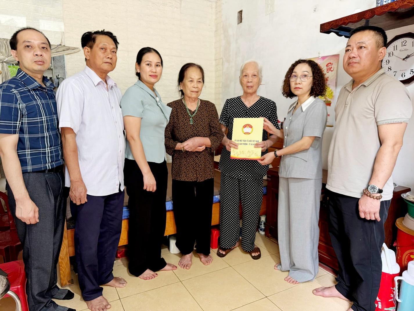 MTTQ xã Đan Phượng trao hỗ trợ xây, sửa nhà cho hai hộ có hoàn cảnh khó khăn- Ảnh 2.