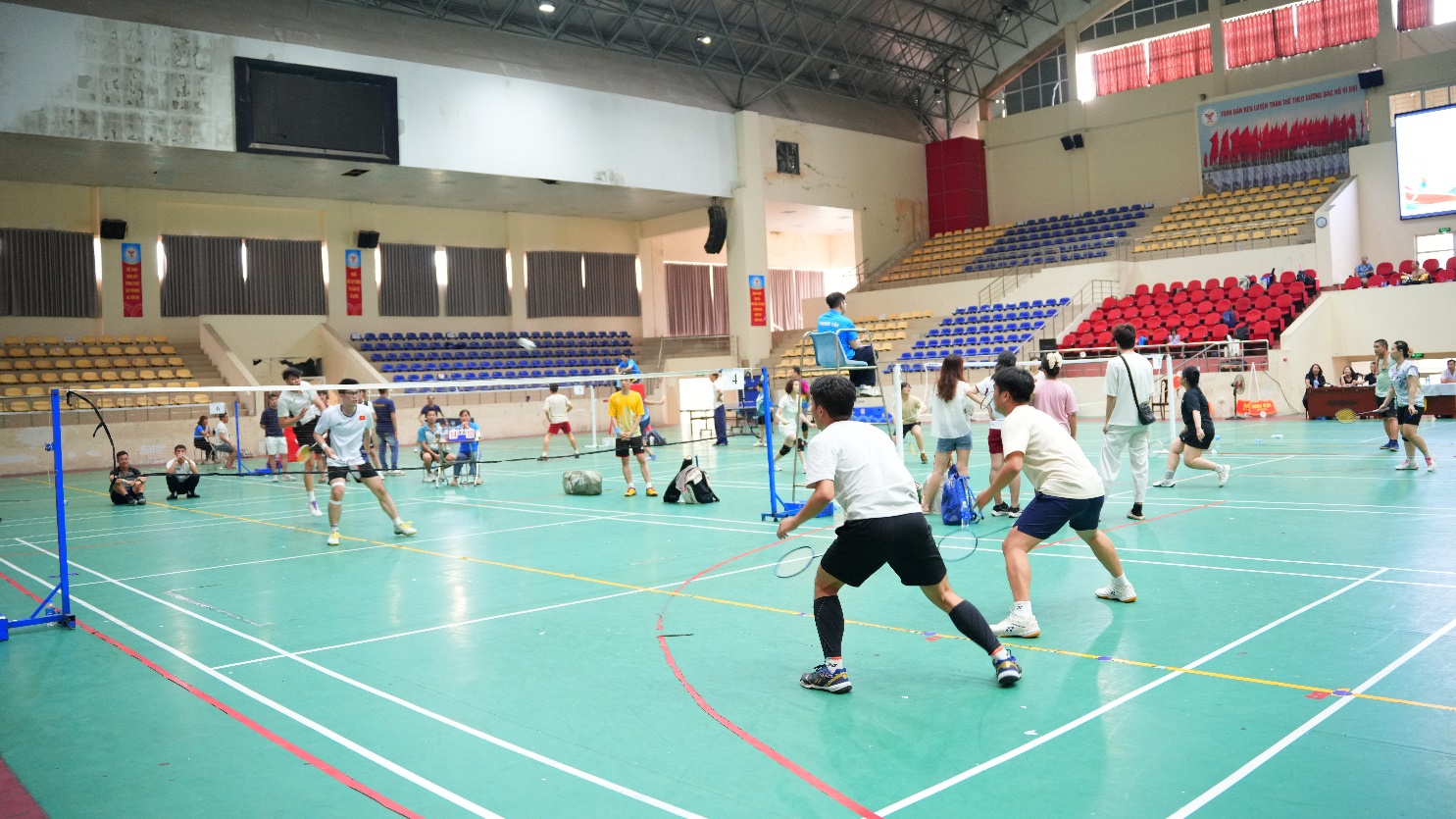 Nhiều trận cầu hấp dẫn tại giải cầu lông vô địch các nhóm lứa tuổi xã Hoài Đức năm 2026- Ảnh 4.