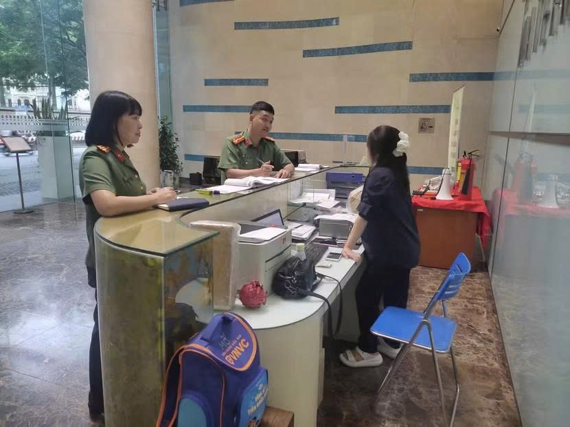 Công an phường Tây Hồ (Hà Nội): Dấu ấn từ mô hình “Quản lý người nước ngoài Ba nhất”- Ảnh 3.