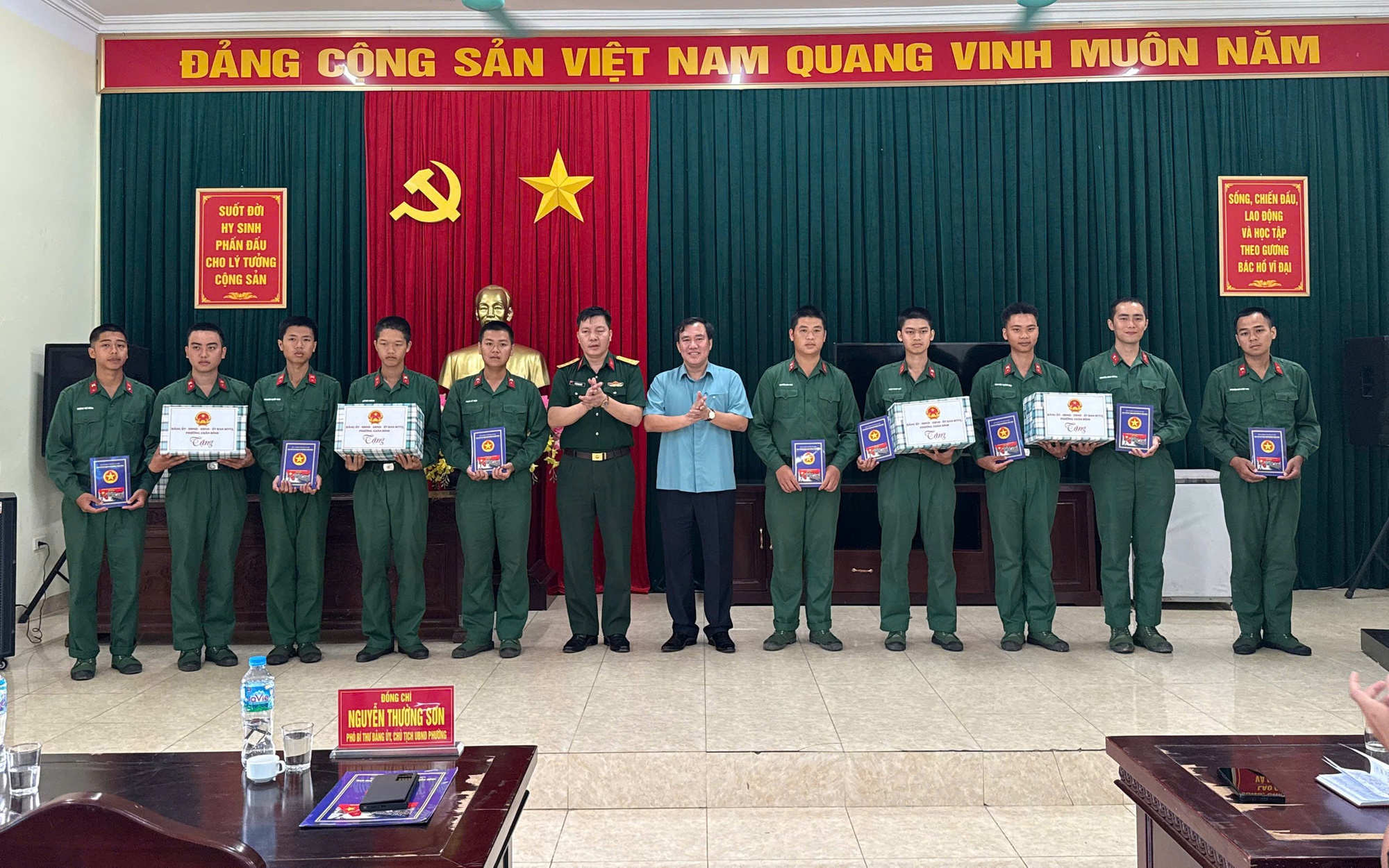 Lãnh đạo phường Xuân Đỉnh thăm hỏi, động viên tân binh nhập ngũ năm 2026
