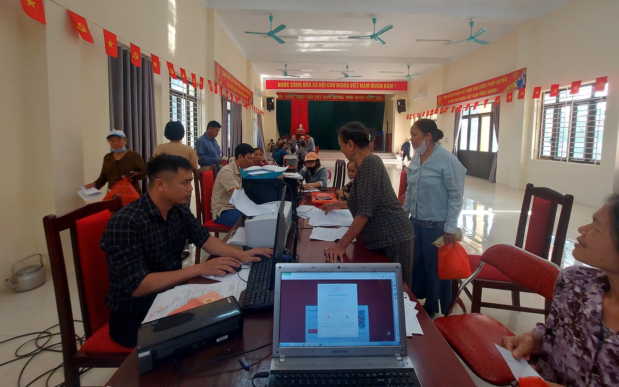 HIỆU QUẢ THIẾT THỰC TỪ MÔ HÌNH “DỊCH VỤ CÔNG LƯU ĐỘNG” TẠI XÃ PHƯỢNG DỰC 